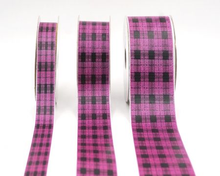 Lebhaftes Violett und schwarzes Karoband_AI